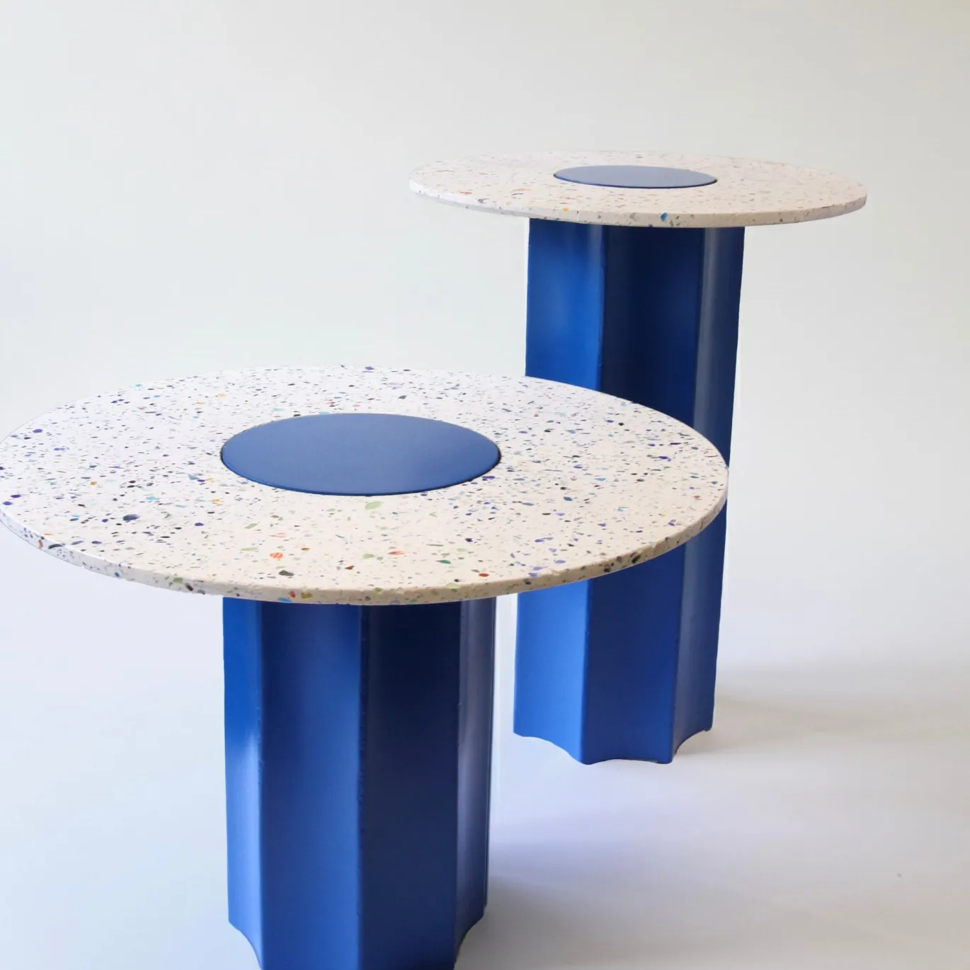 Tavolino alto rotondo Revéro in acciaio blu
