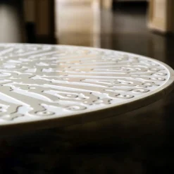 Tavolino Aragona in marmo bianco perlato di Roberto Semprini