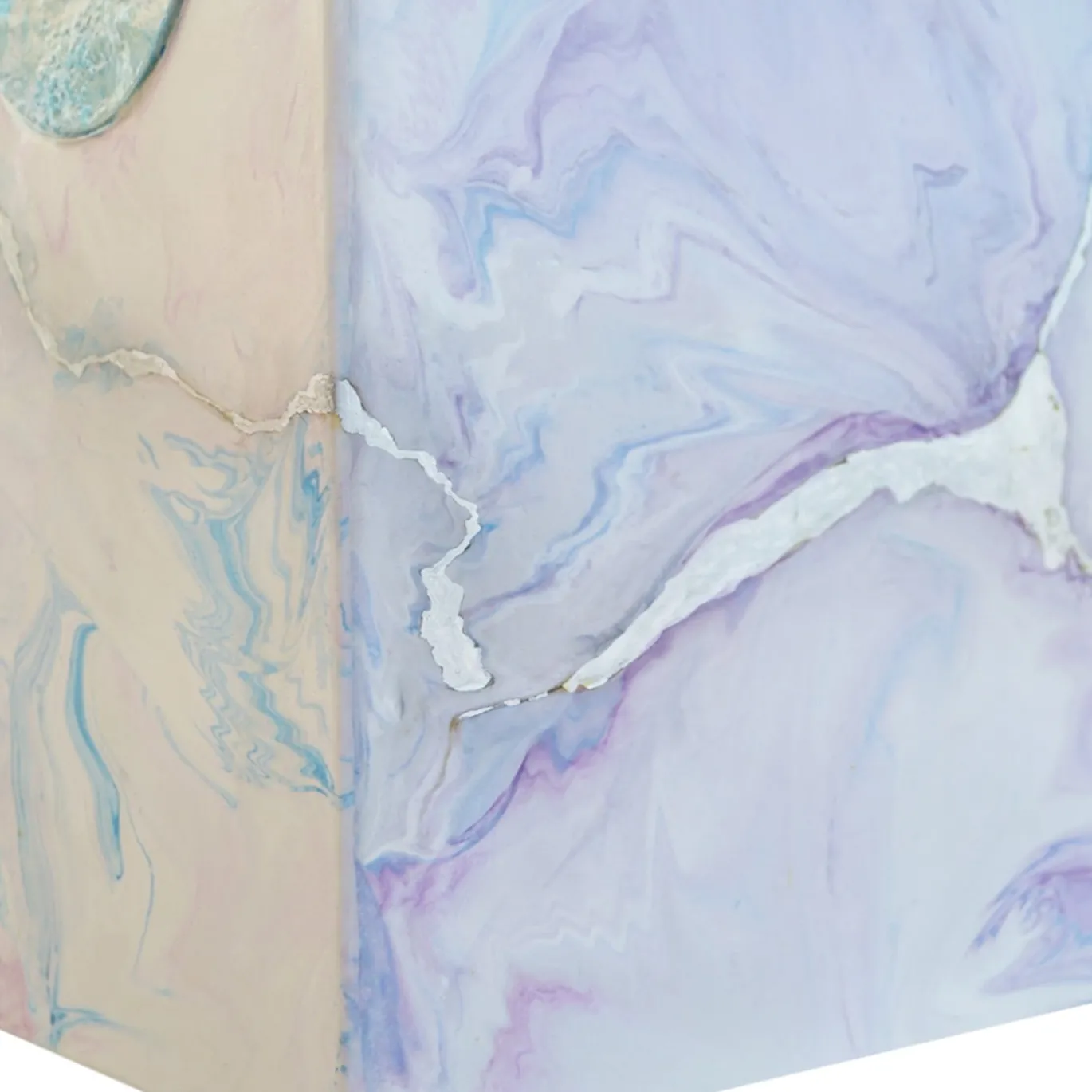 Tavolino azzurro e rosa