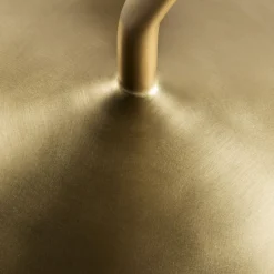 Tavolino Balance multifunzionale in bronzo dorato di Millim Studio