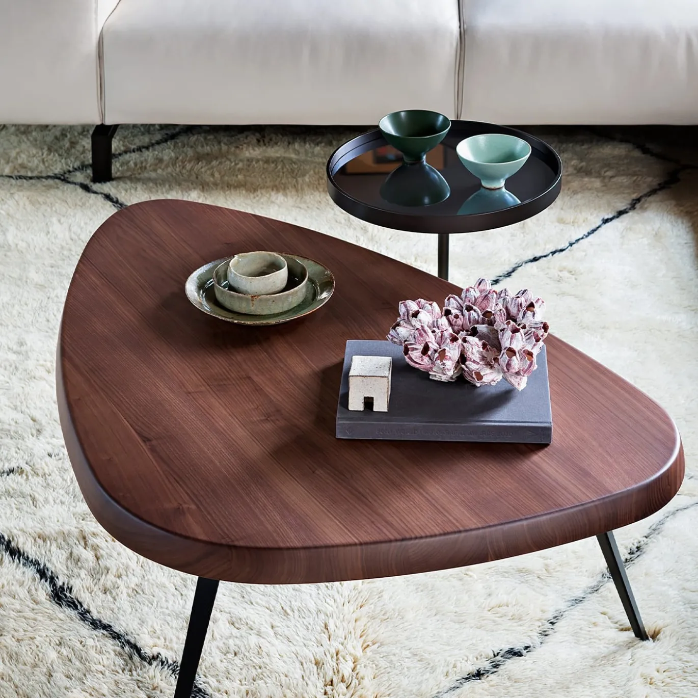Tavolino Basso Mexique in Noce di Charlotte Perriand