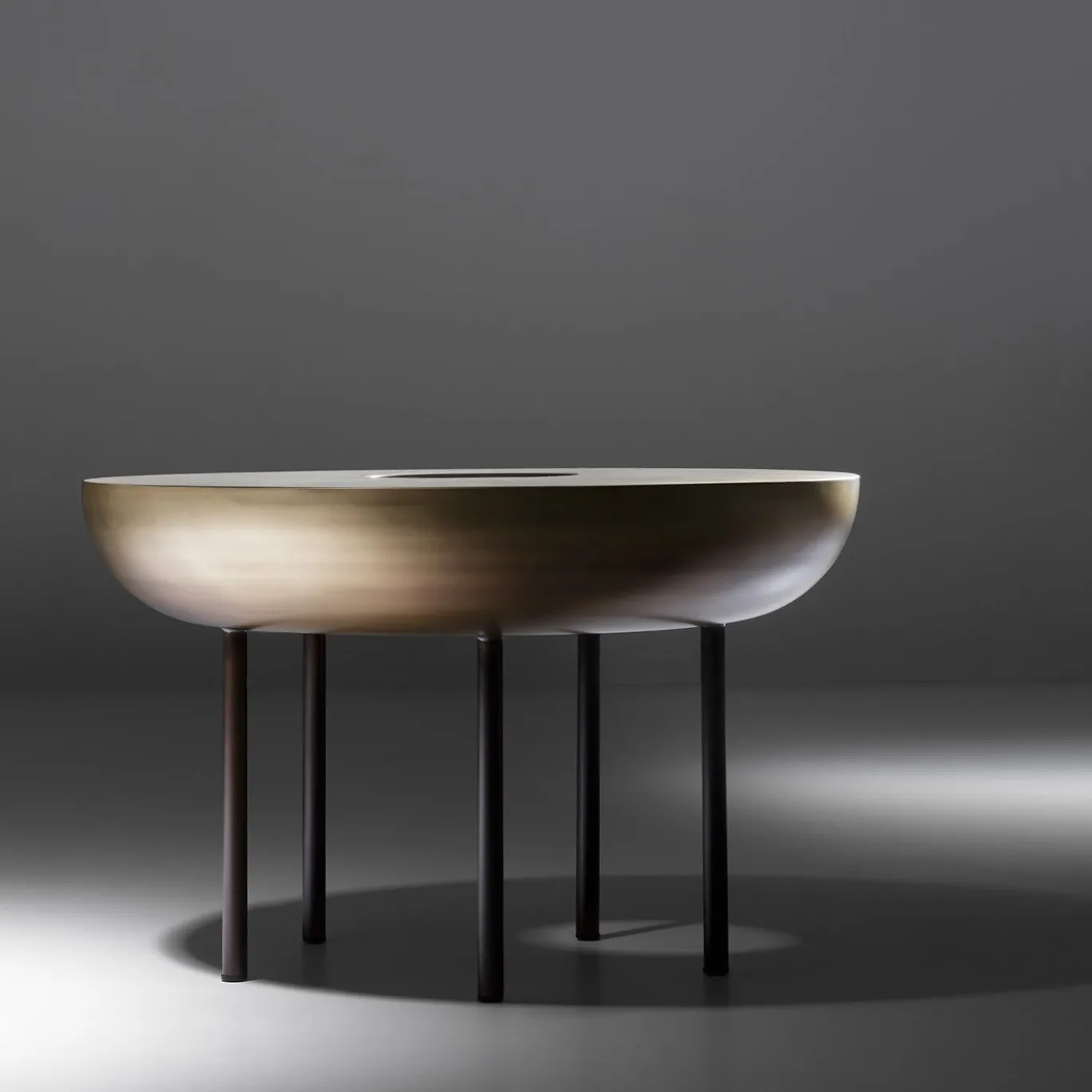 Tavolino Botero 50 in ottone spazzolato di R&D Studio