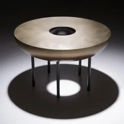 Tavolino Botero 50 in ottone spazzolato di R&D Studio
