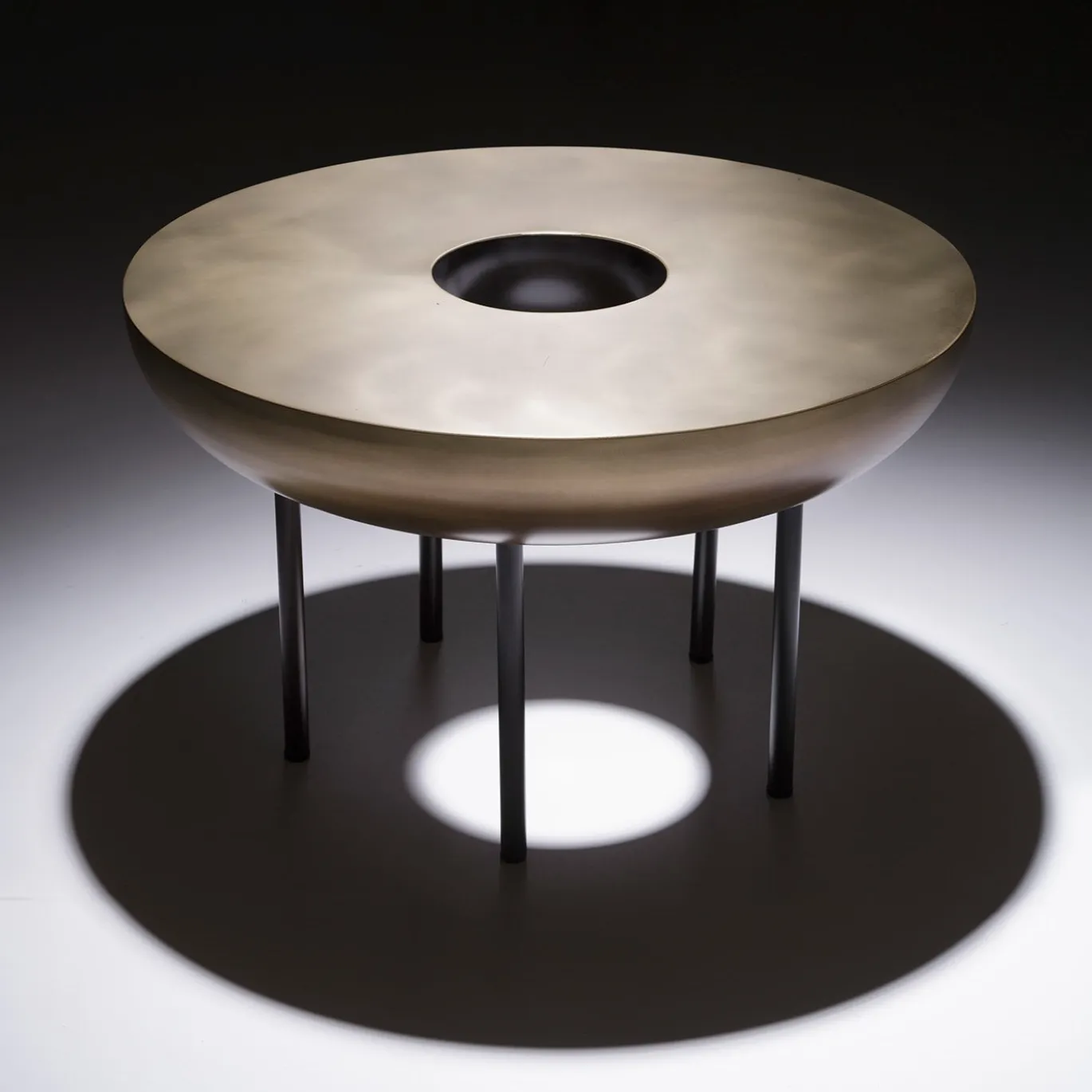 Tavolino Botero 50 in ottone spazzolato di R&D Studio