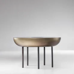 Tavolino Botero 50 in ottone spazzolato di R&D Studio
