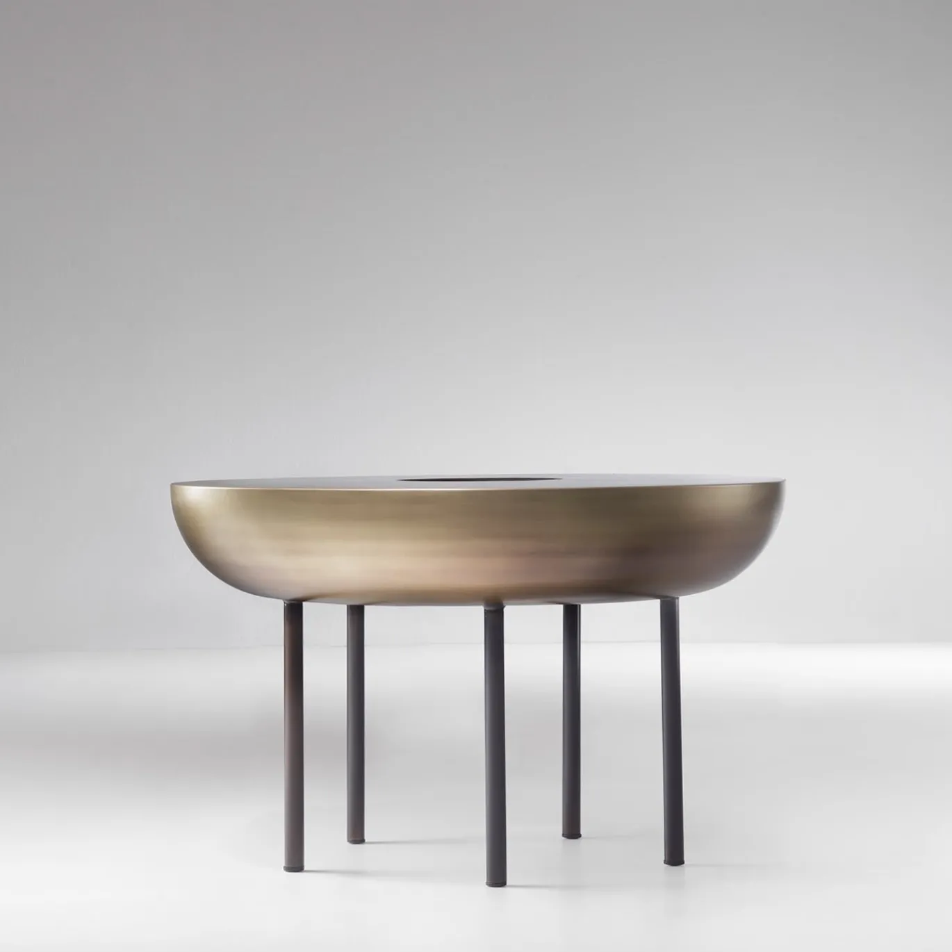Tavolino Botero 50 in ottone spazzolato di R&D Studio