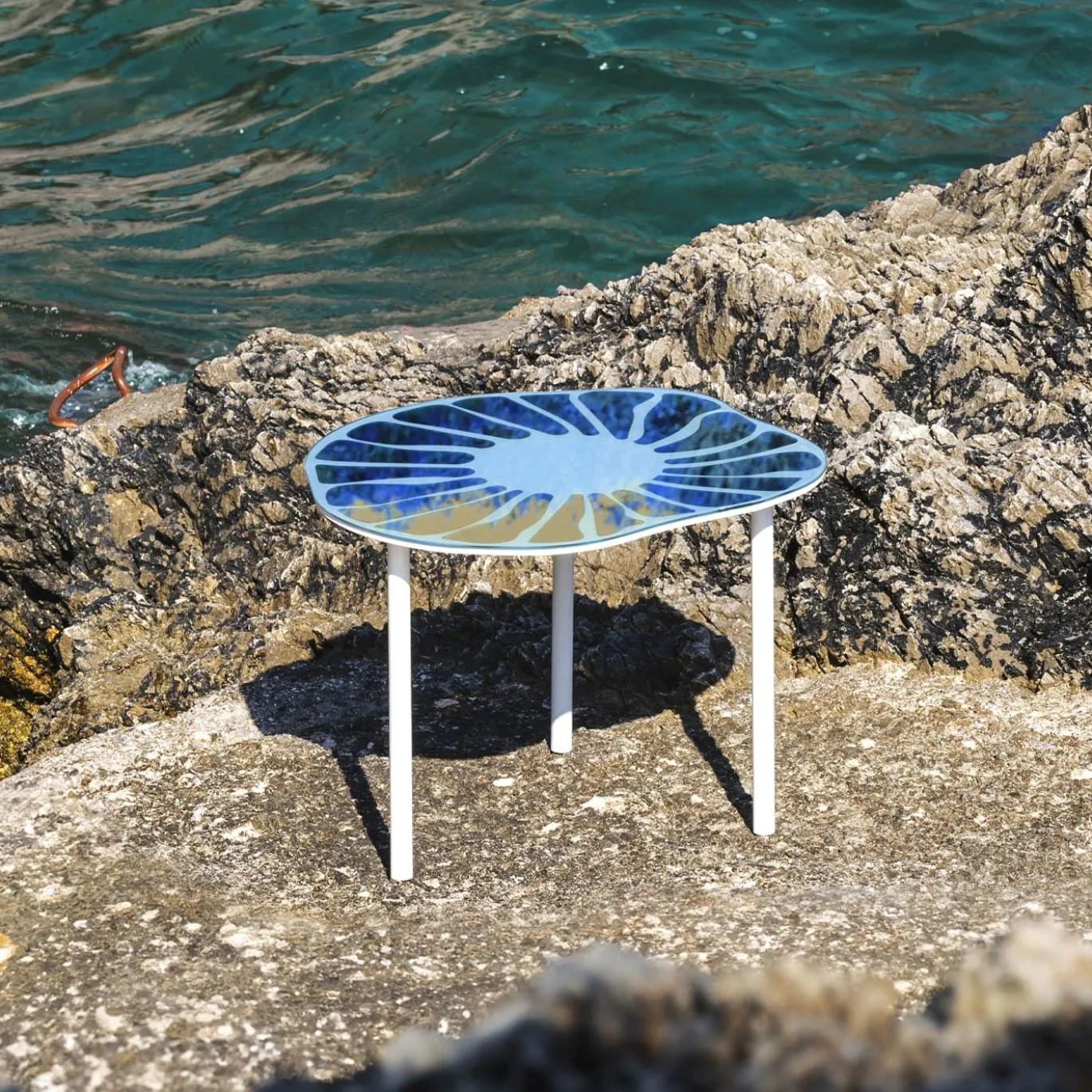 Tavolino Cesareo in vetro blu