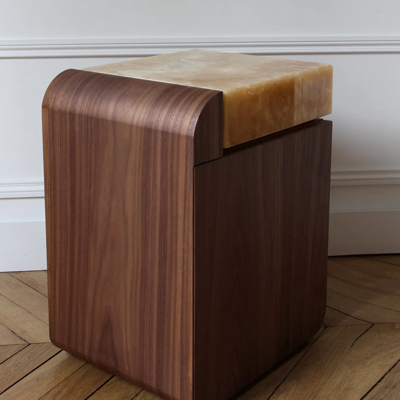 Tavolino contenitore Amo in legno con onice miele