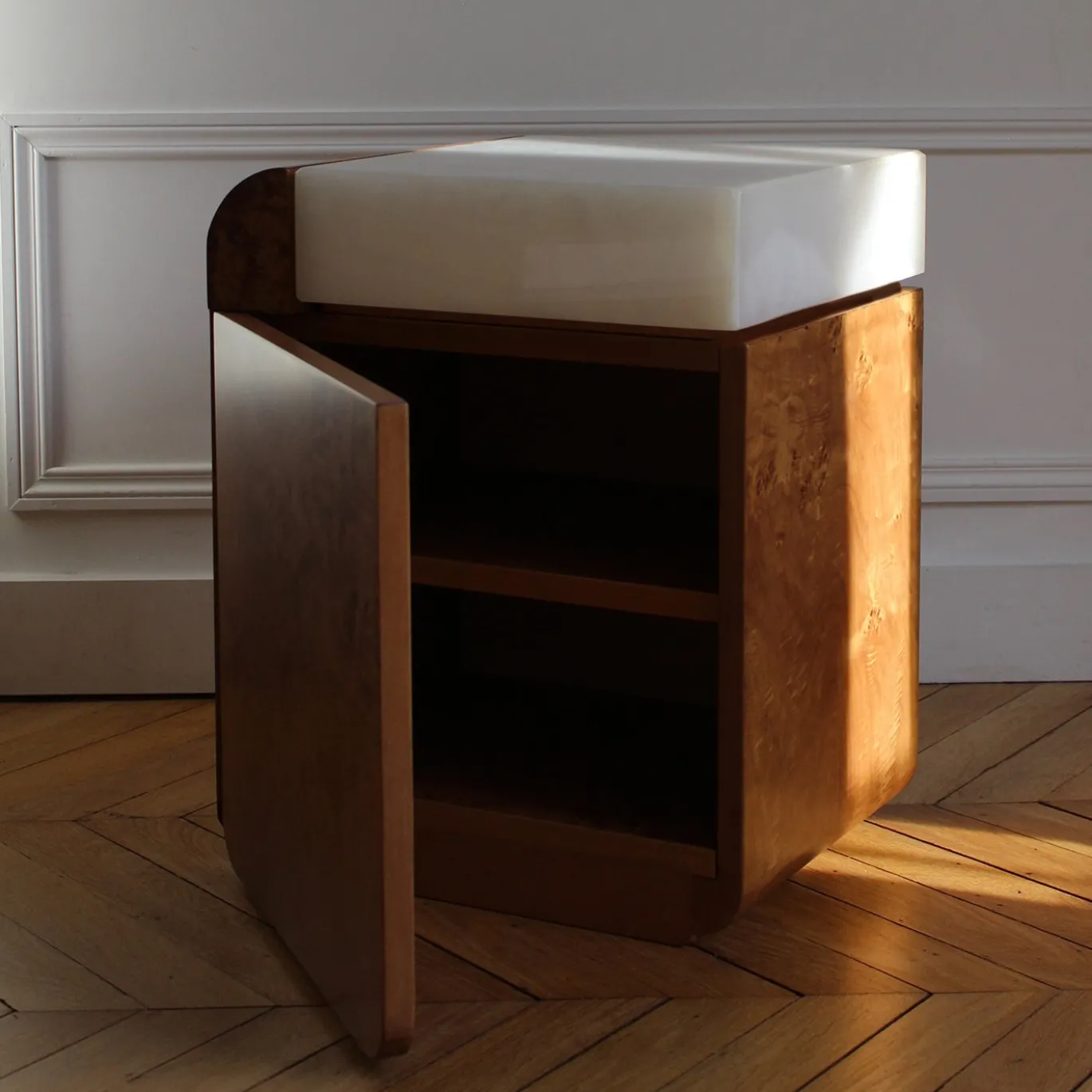 Tavolino contenitore in legno di radica con top in onice bianco