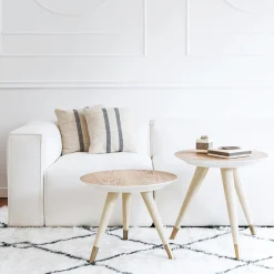 Tavolino Cupertino Gueridon con gambe rivestite in rafia della Collezione Riviera