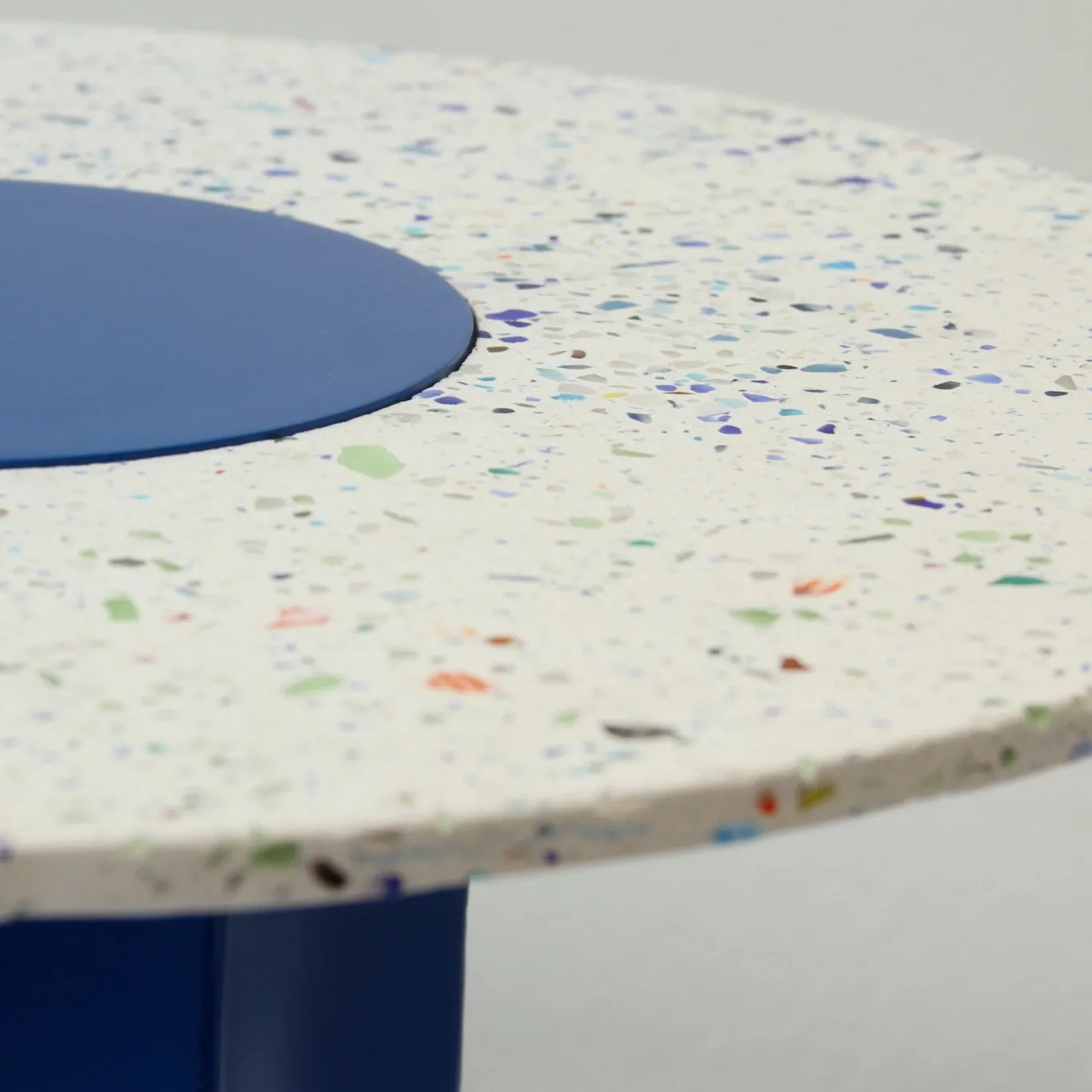 Tavolino da caffè basso rotondo Revéro in acciaio blu