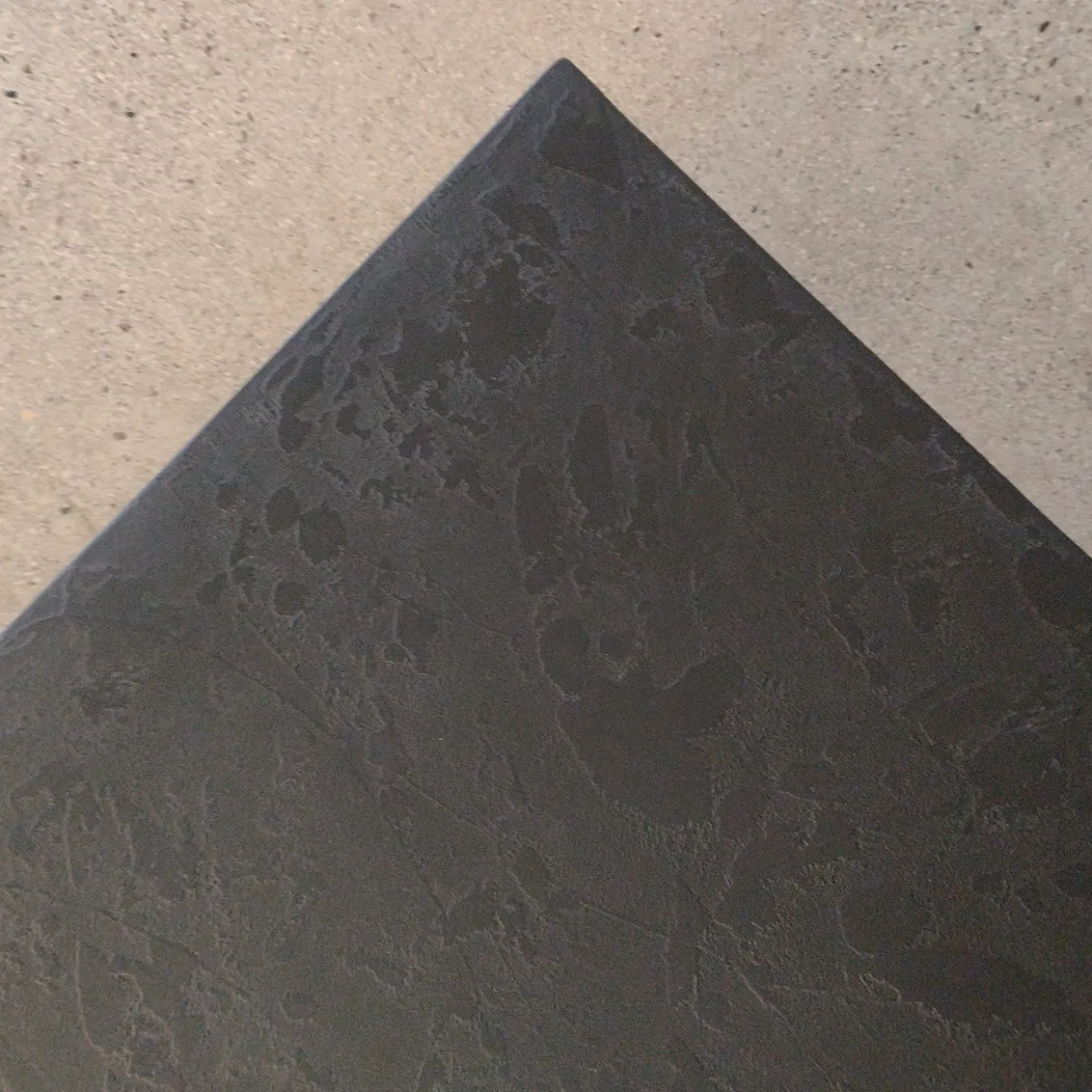 Tavolino da caffè Monolite Cube in resina marrone scuro spatolata a mano