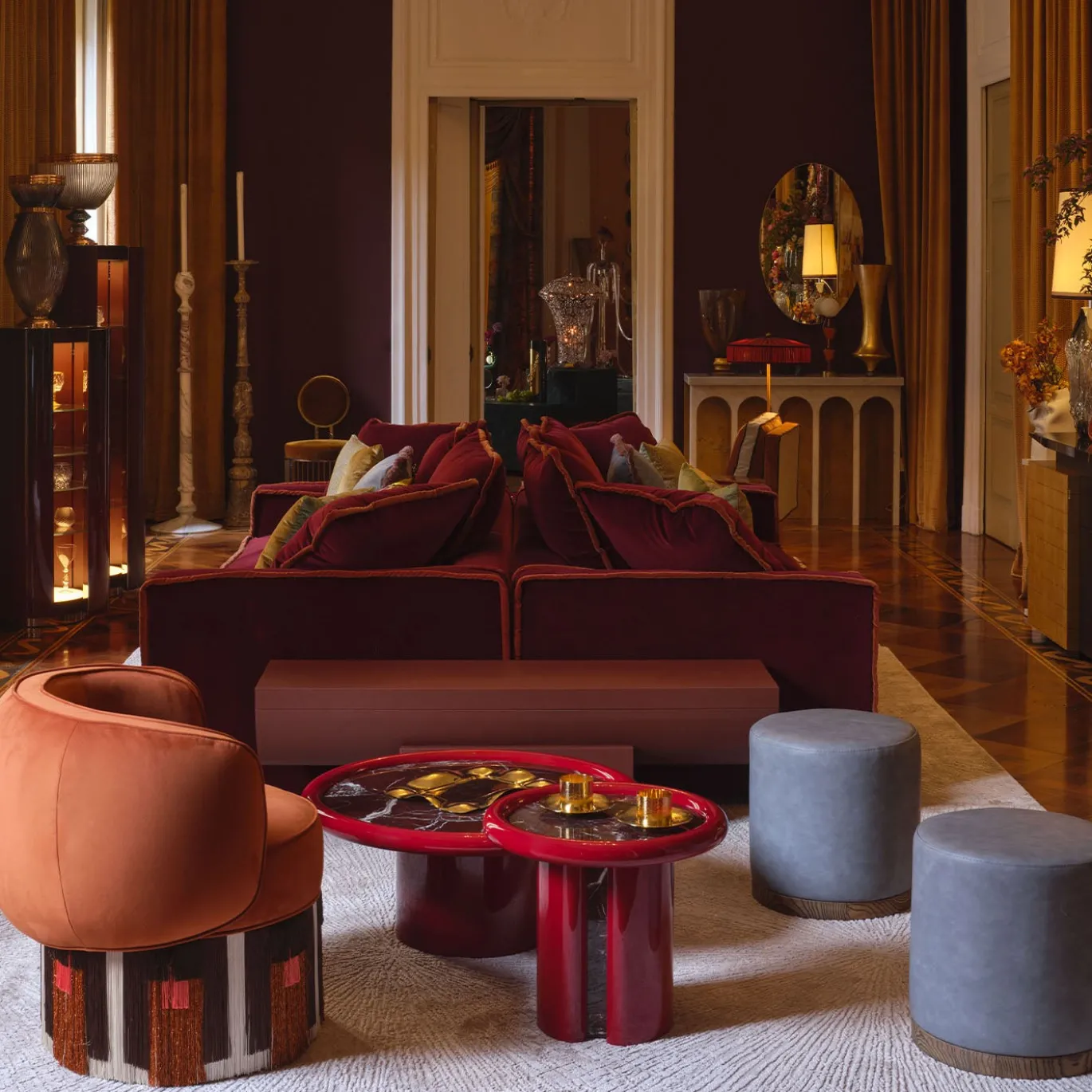 Tavolino da caffè Moonrise rotondo in marmo Rosso Levanto e legno bordeaux lucido di Artefatto Design Studio