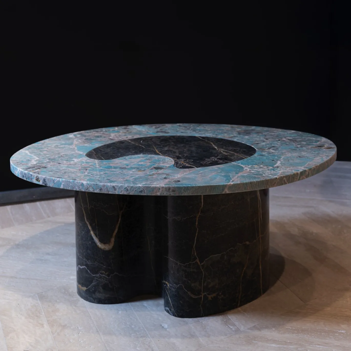 Tavolino da caffè Ninfea in marmo Marquina nero di Ashley Gadeova