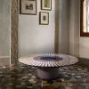 Tavolino da caffè rotondo Altobasso in legno Bolivar viola e beige