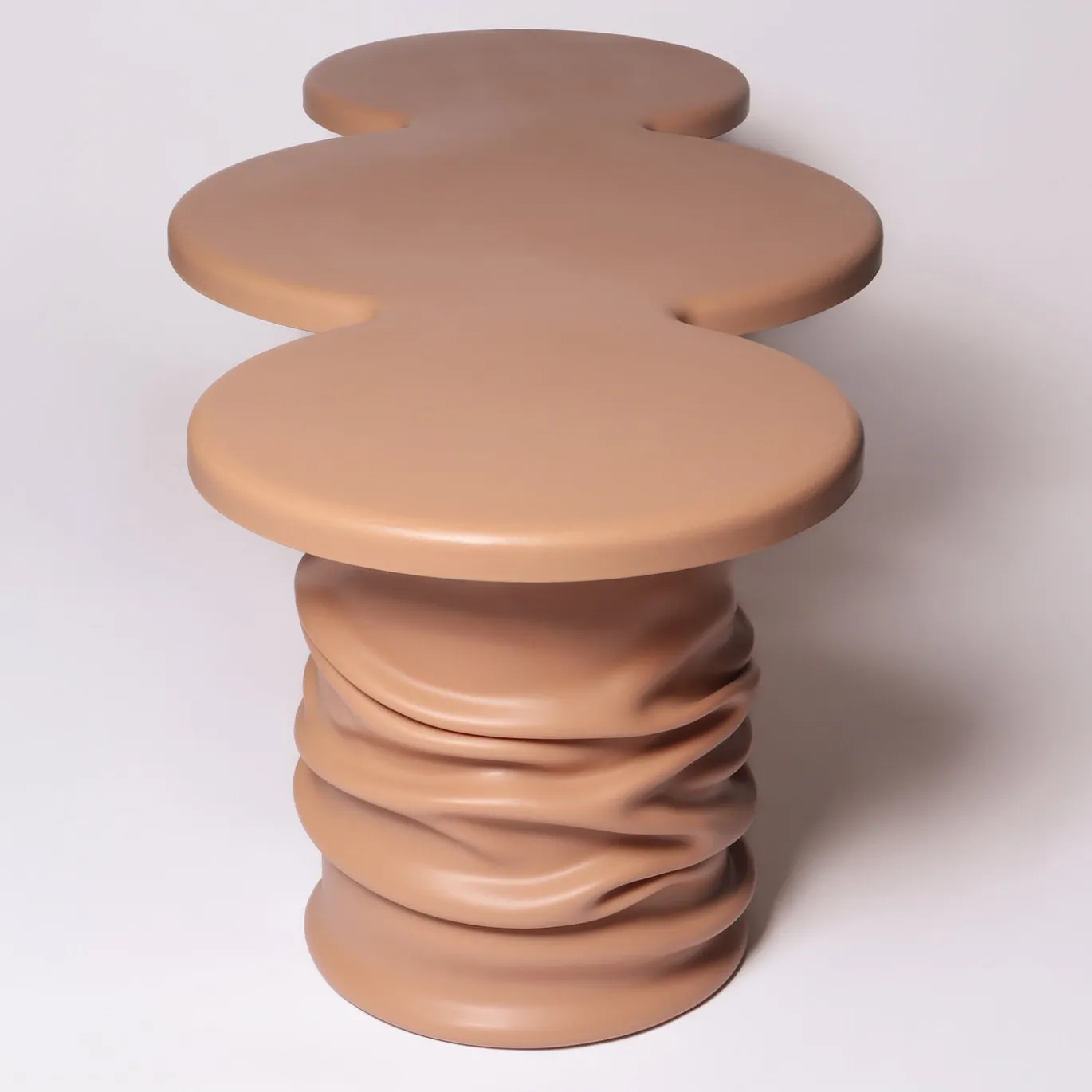 Tavolino da caffè scultoreo Circe in resina rosa