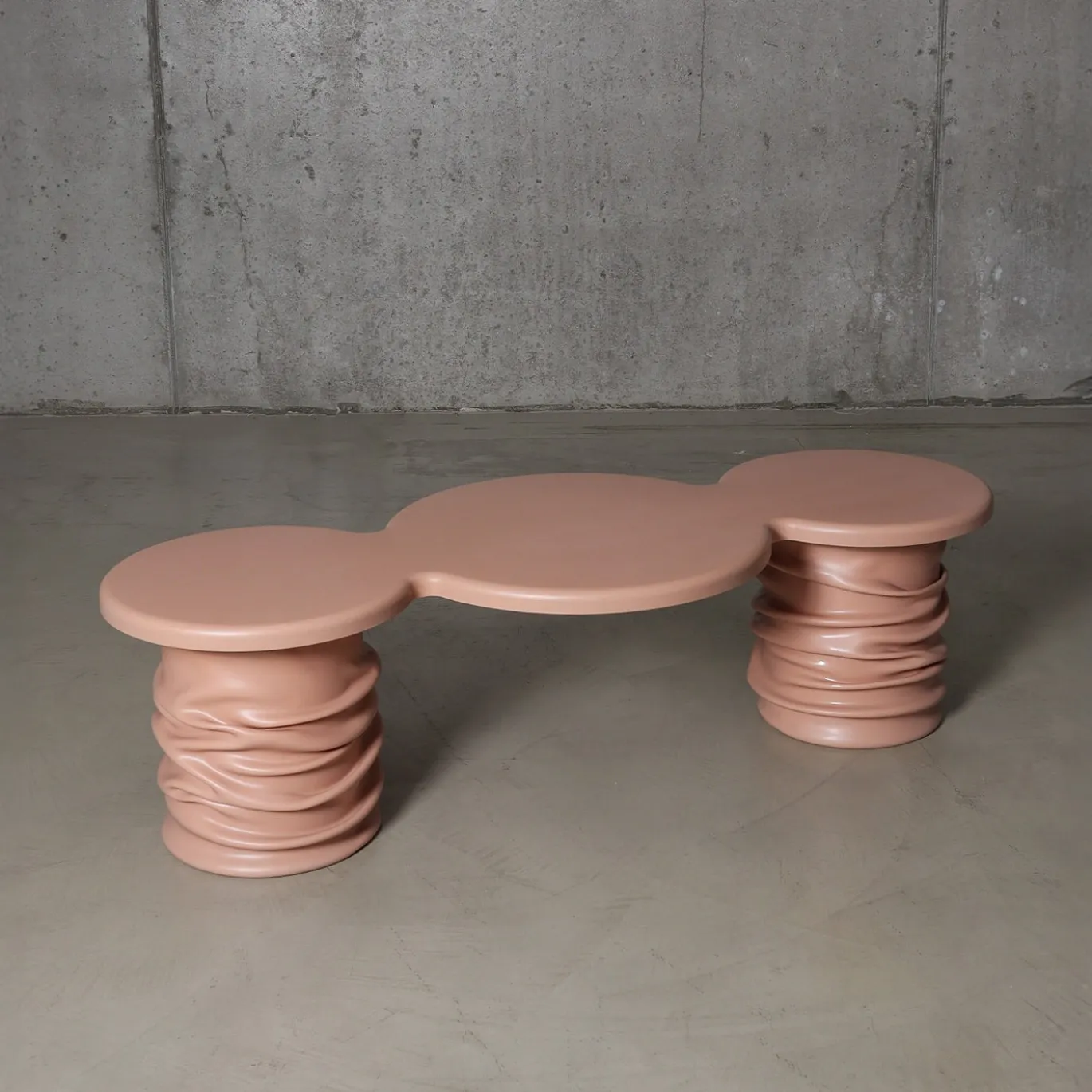 Tavolino da caffè scultoreo Circe in resina rosa