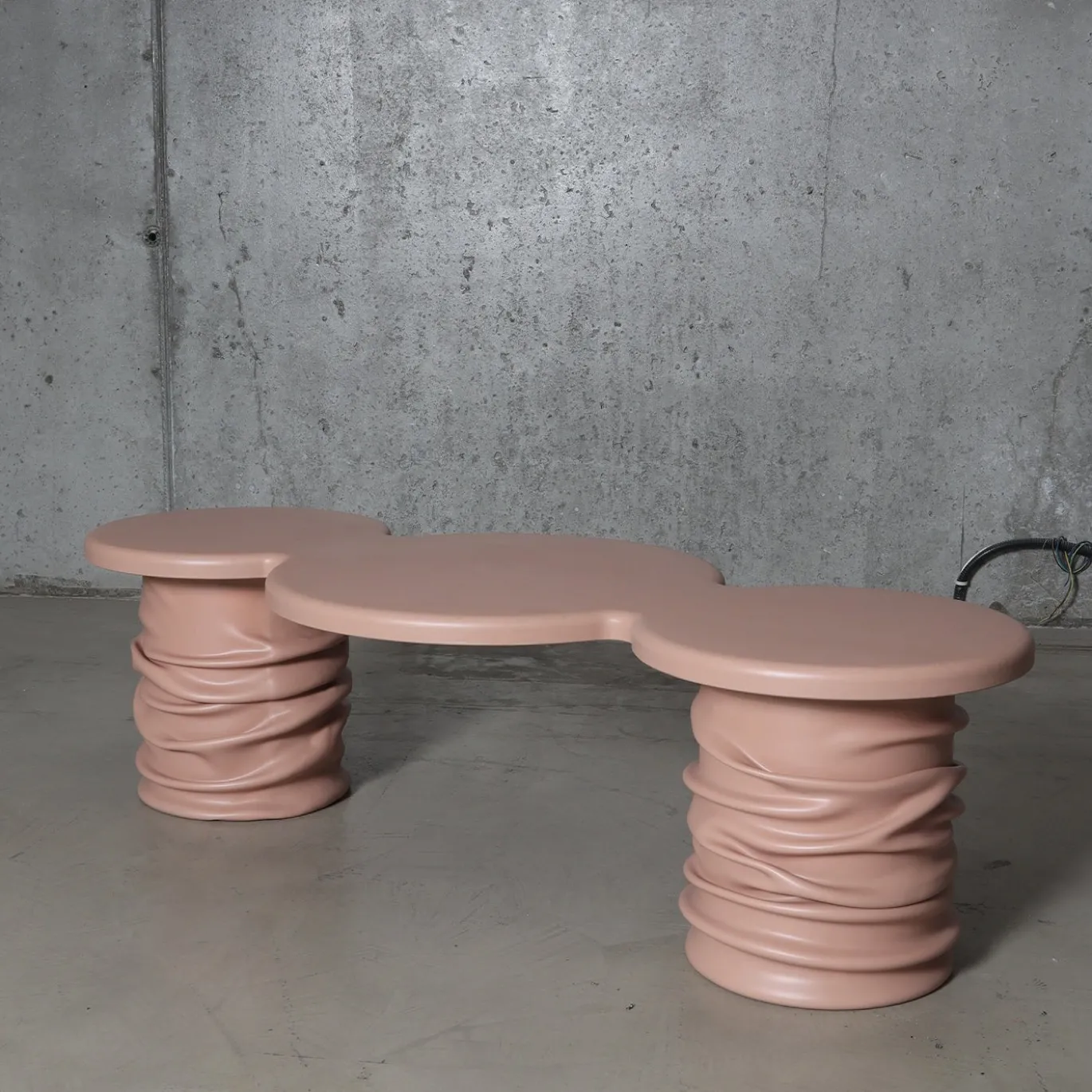 Tavolino da caffè scultoreo Circe in resina rosa