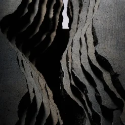 Tavolino da caffè scultoreo Magma in pietra lavica nera e bronzo