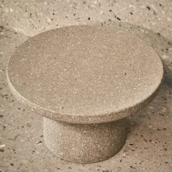 Tavolino da caffè Smooth in cemento con frammenti di pietra