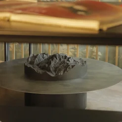 Tavolino da caffè topografico Tip in abete nero norvegese di Riccardo Vendramin