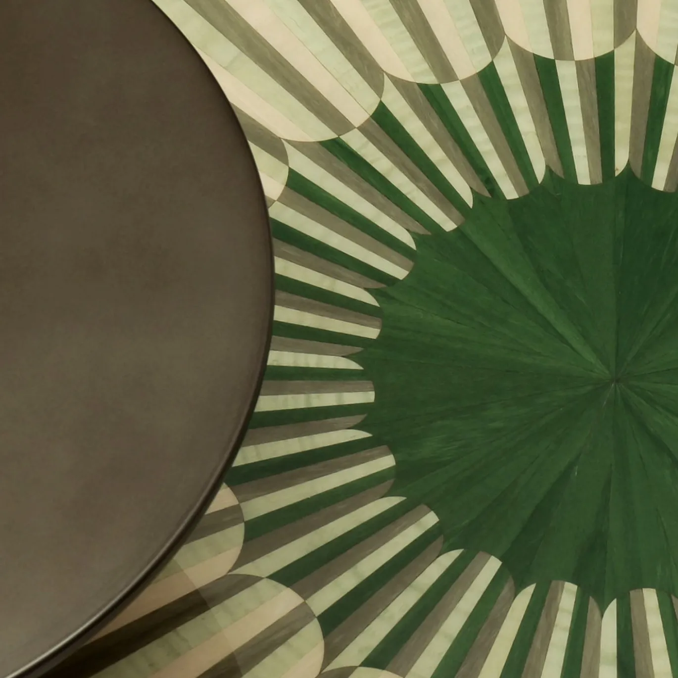Tavolino doppio Altobasso in legno verde e beige con basi laccate bronzo