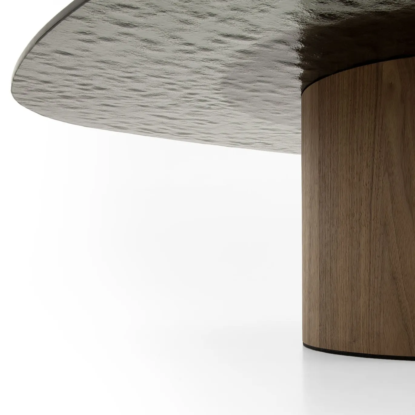 Tavolino Egg Alto con base e piano in noce canaletto + vetro