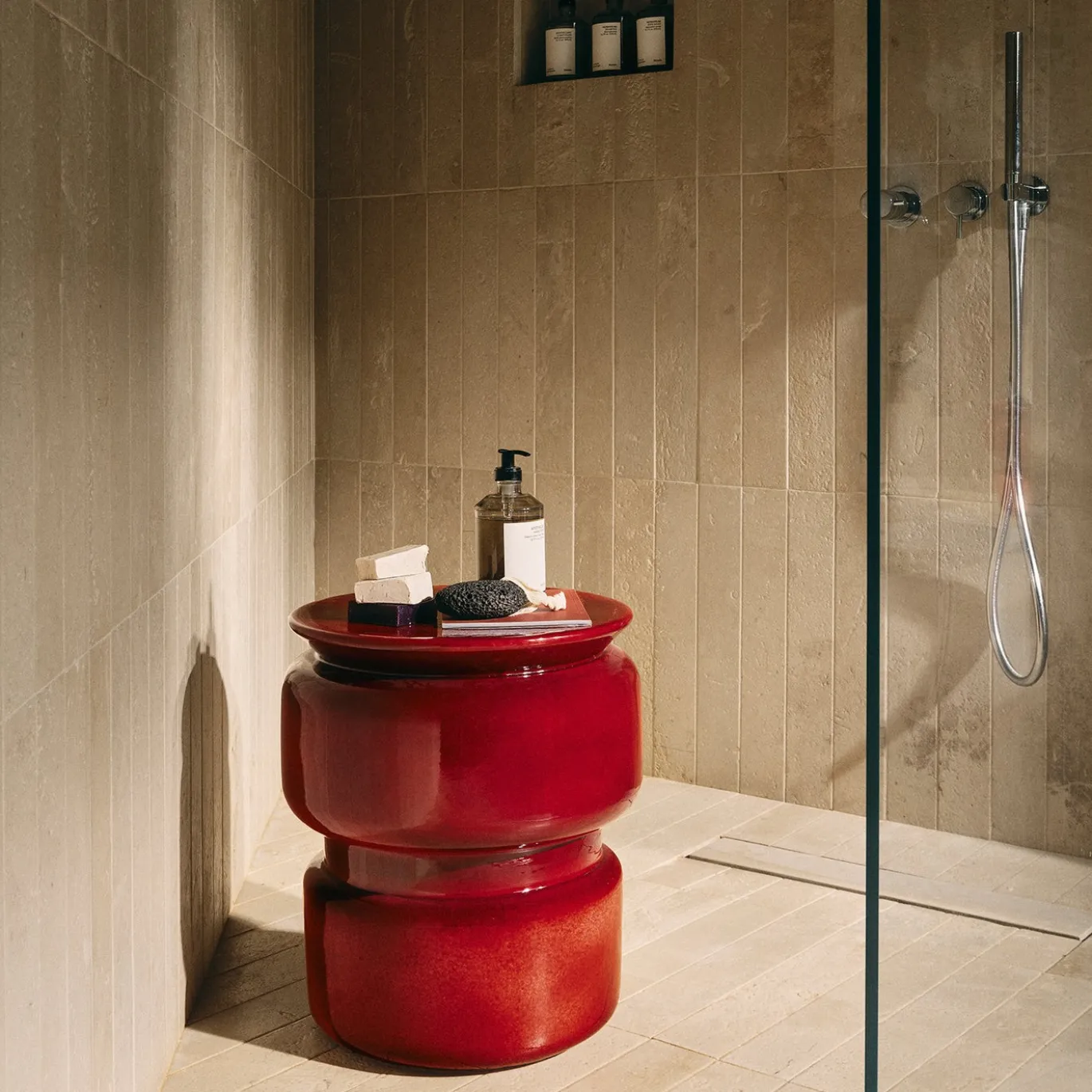 Tavolino Elya Scultoreo in ceramica Bordeaux