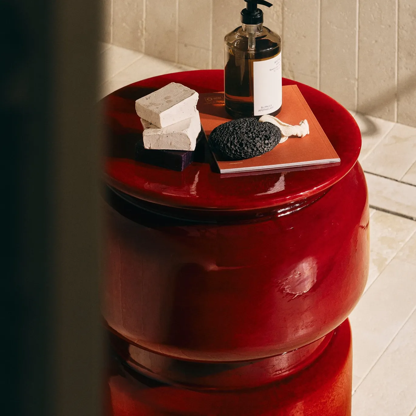 Tavolino Elya Scultoreo in ceramica Bordeaux