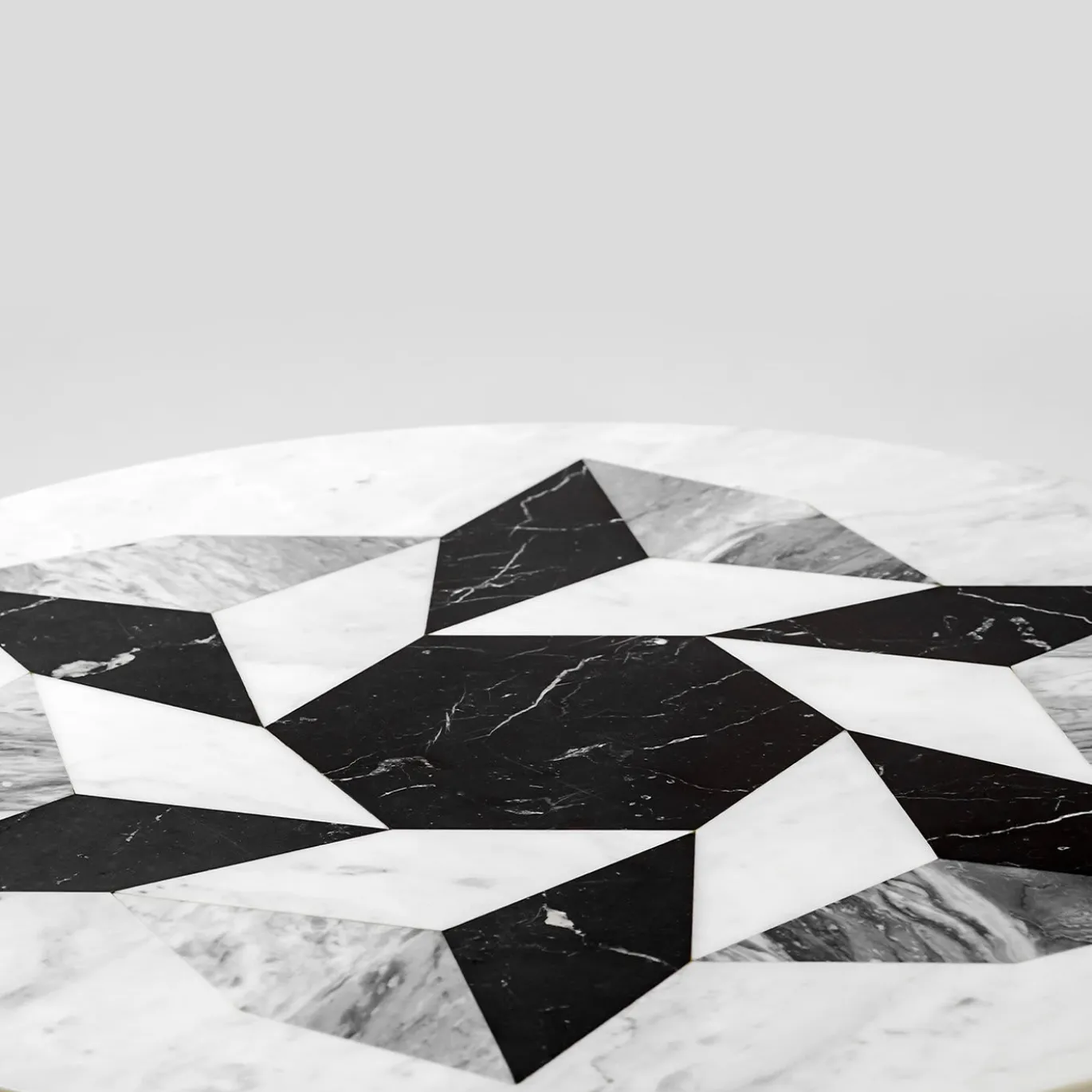 Tavolino Esopo con ruota geometrica di Antonio Saporito