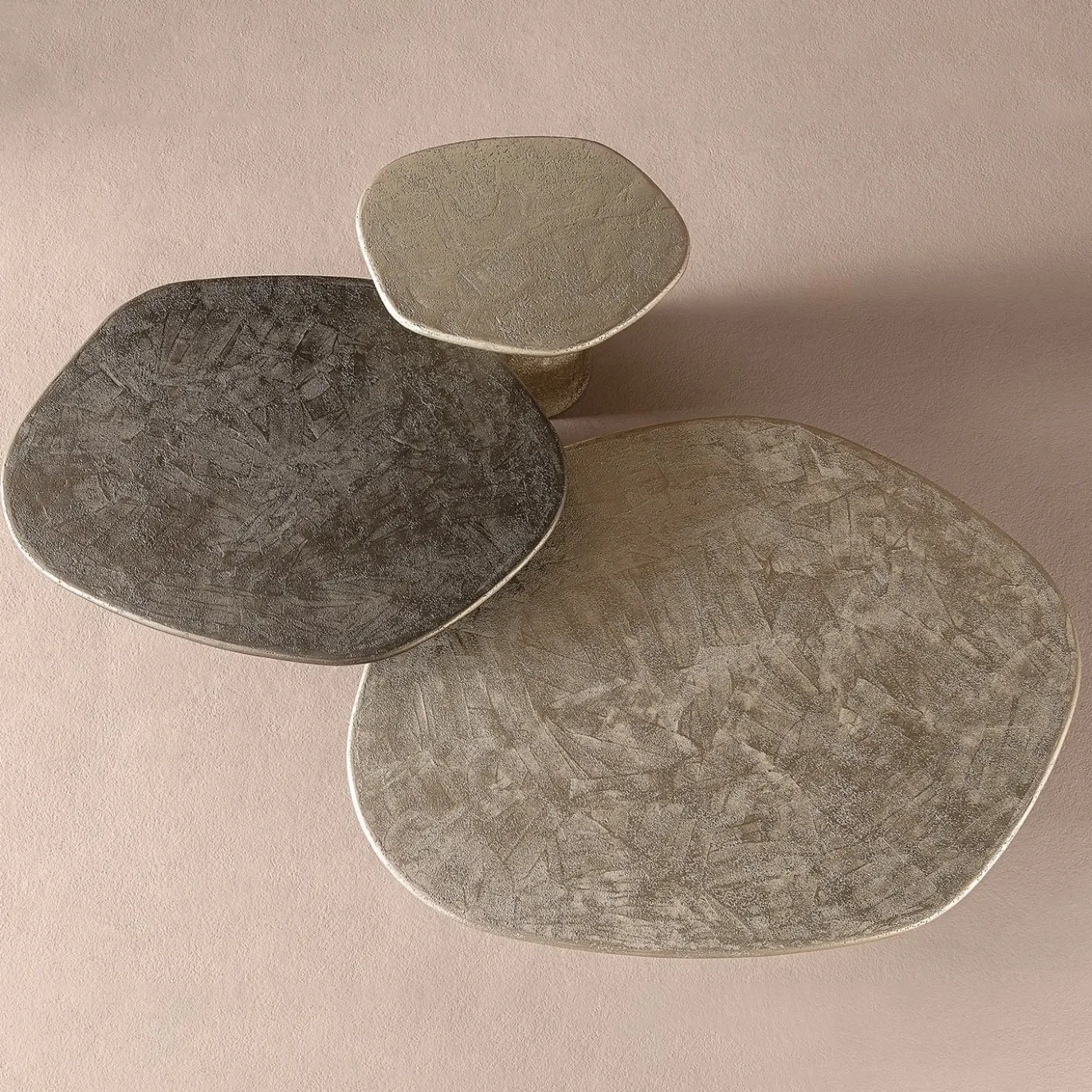 Tavolino grande Atollo con texture color champagne di CSM