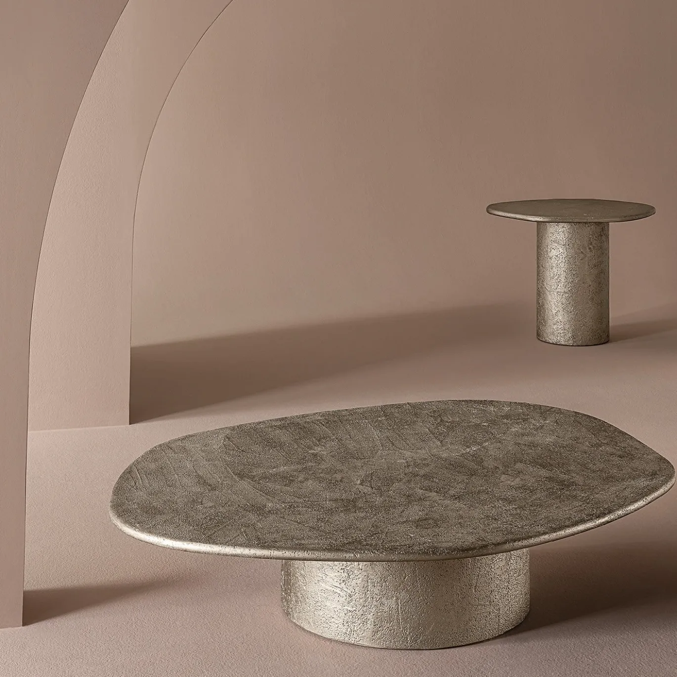 Tavolino grande Atollo con texture color champagne di CSM