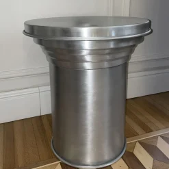 Tavolino in alluminio lucido a specchio