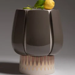 Tavolino in ceramica marrone Lotus Greyhound di Sara Ricciardi