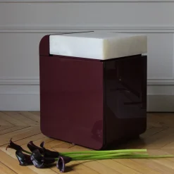Tavolino in legno laccato Bordeaux con piano in onice bianco
