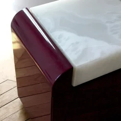 Tavolino in legno laccato Bordeaux con piano in onice bianco
