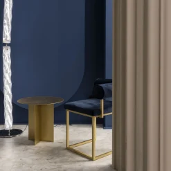 Tavolino in ottone dorato Across