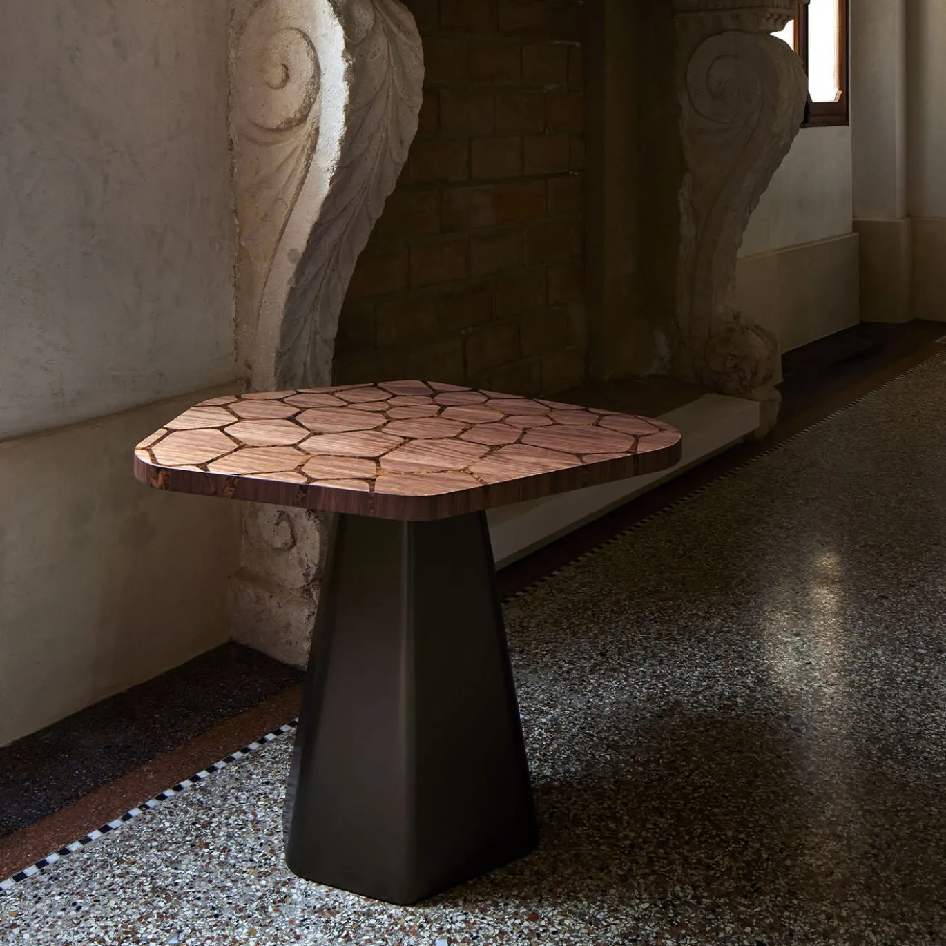 Tavolino Kiro alto in noce Canaletto con base laccata bronzo