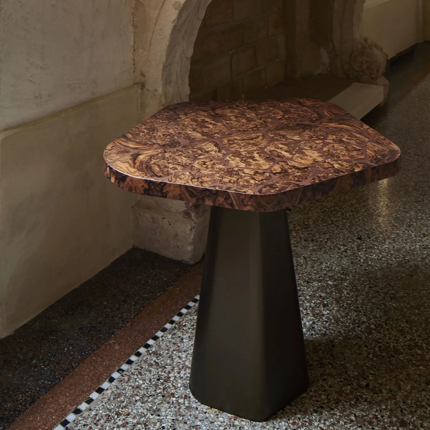 Tavolino Kiro medio in noce Canaletto con base laccata bronzo