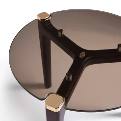 Tavolino laterale con base in legno Thierry e piano in vetro bronzato