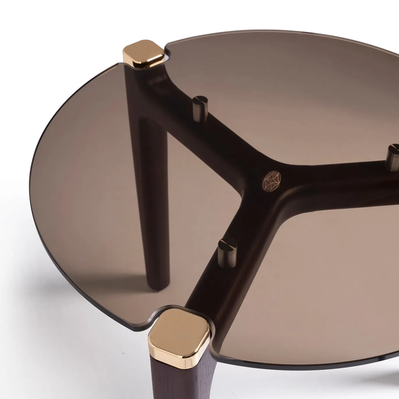 Tavolino laterale con base in legno Thierry e piano in vetro bronzato