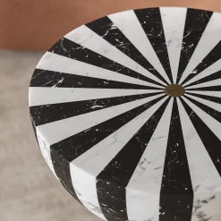 Tavolino laterale in marmo bianco e nero Nova di Jacopo Simonetti