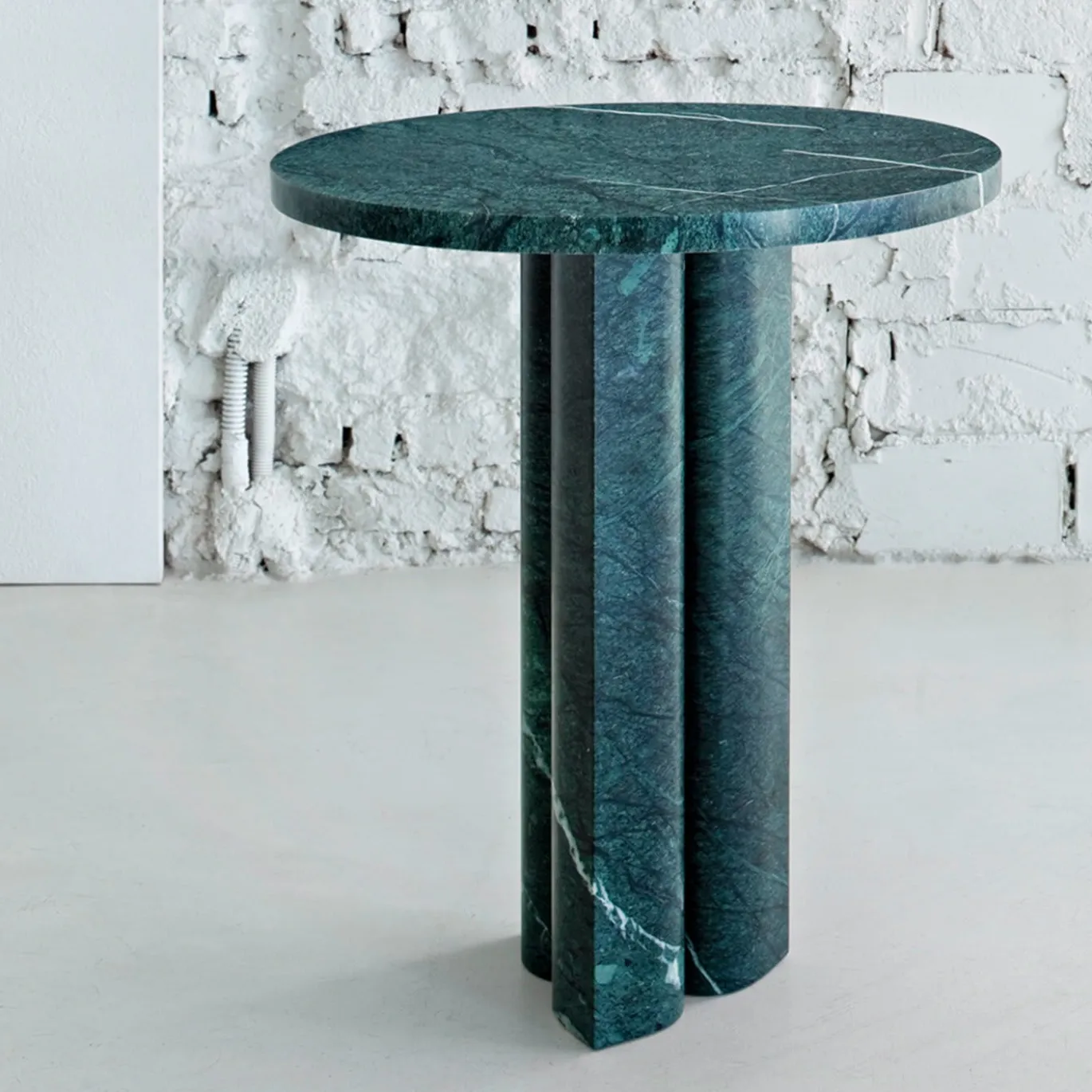 Tavolino LoveMeLoveMeNot in Marmo Verde Alpi di Michael Anastassiades