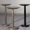 Tavolino occasionale Flo con finitura in metallo liquido e piano liscio