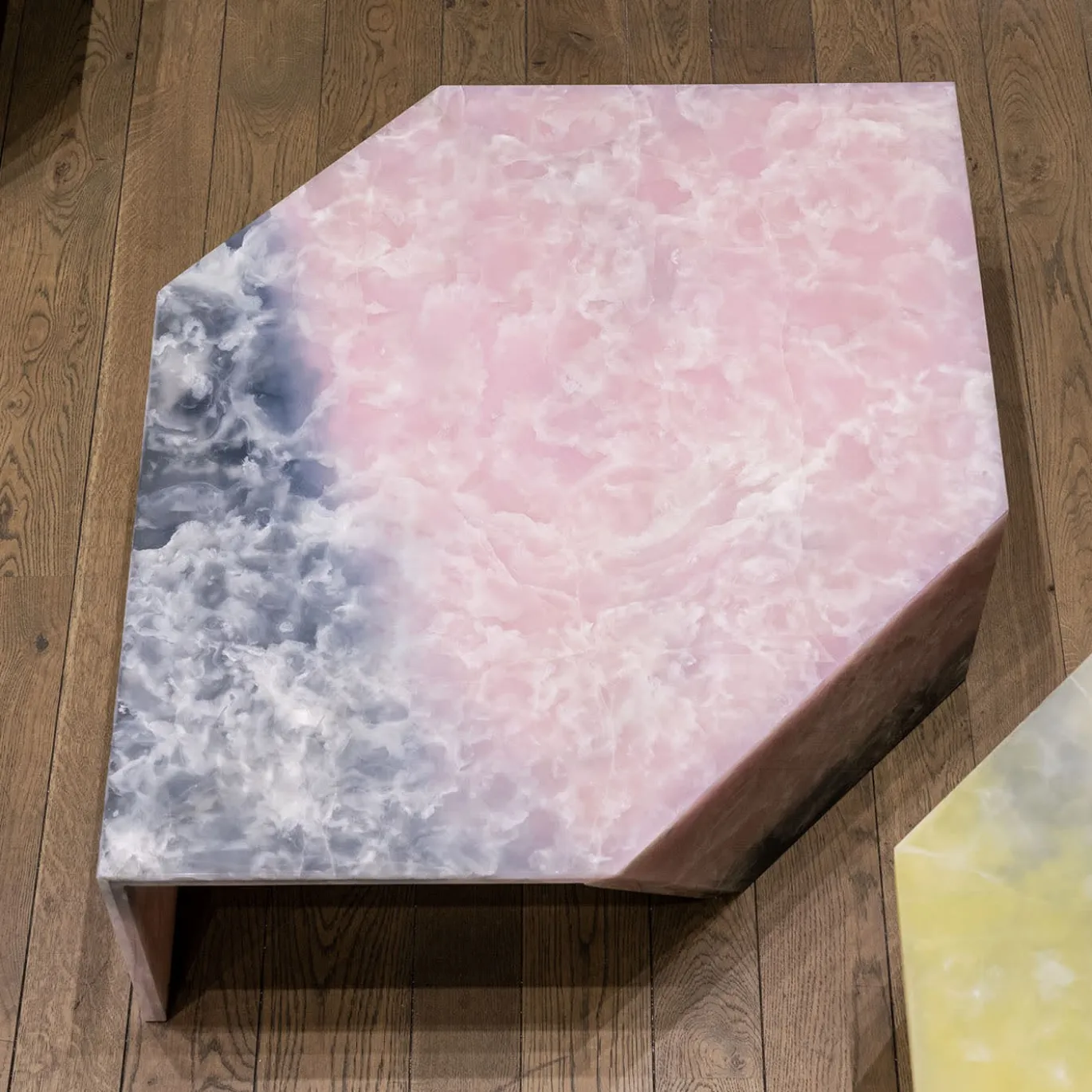 Tavolino Origami Inciso Pink di Patricia Urquiola