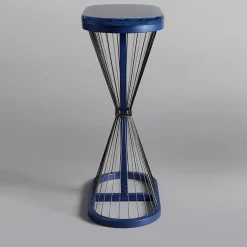 Tavolino ovale Aegis di Ziad Alonaizy