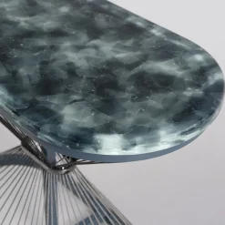 Tavolino ovale medio grigio-blu Aegis di Ziad Alonaizy