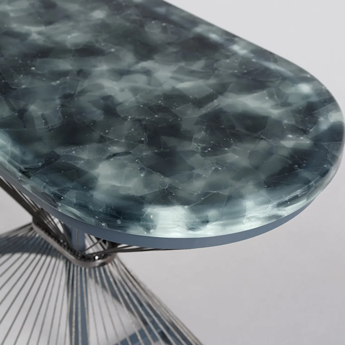 Tavolino ovale medio grigio-blu Aegis di Ziad Alonaizy