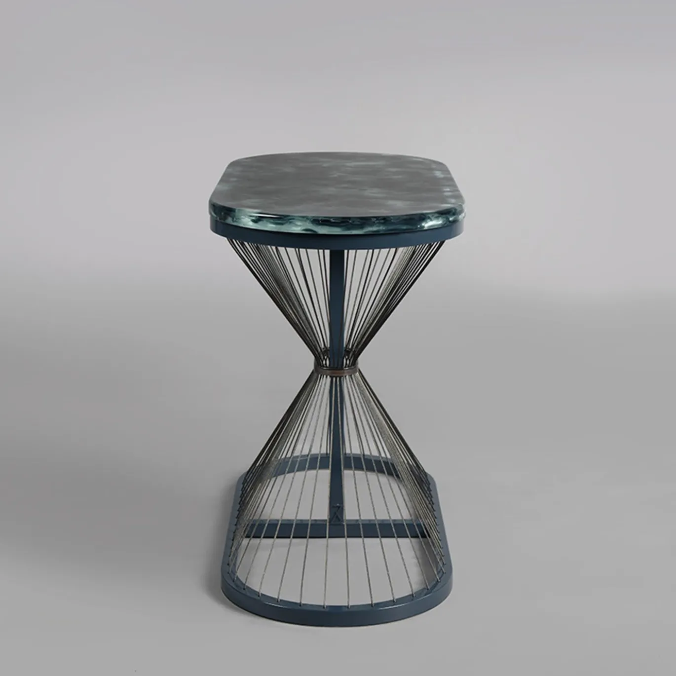 Tavolino ovale medio grigio-blu Aegis di Ziad Alonaizy