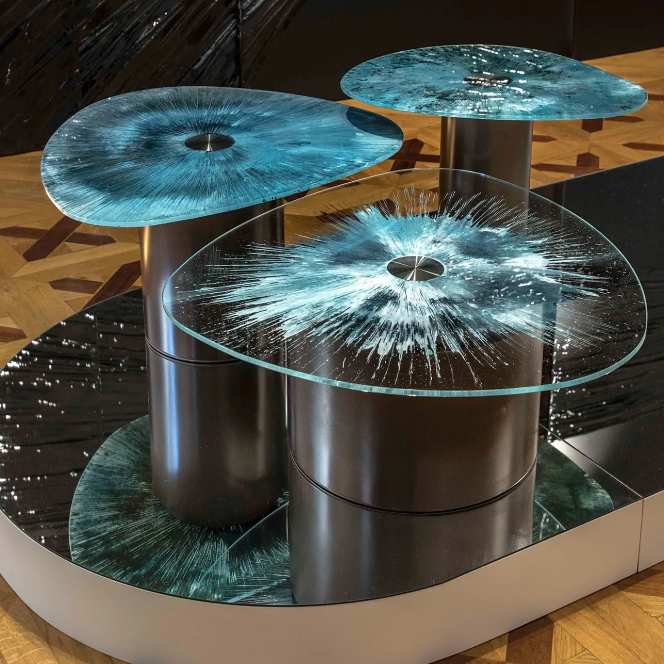 Tavolino piccolo Marea con piano in vetro temperato